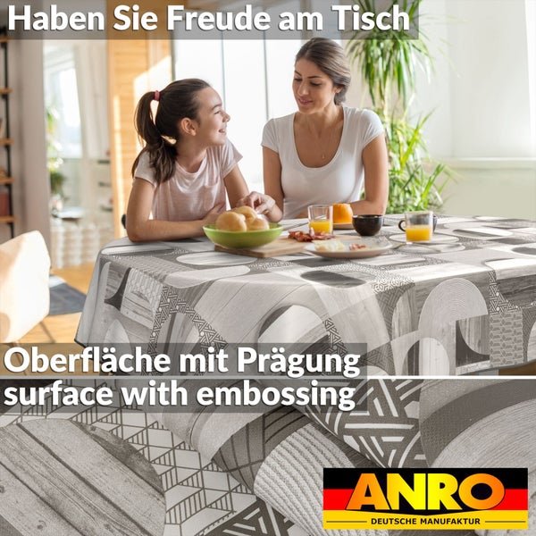 Eine Mutter und ihre Tochter sitzen an einem Esstisch mit einer gemusterten Wachstuchdecke. ANRO Logo.