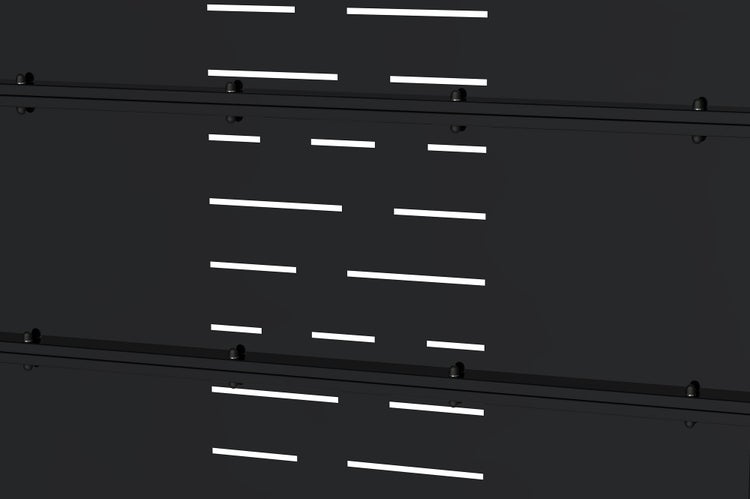 Detailaufnahme eines modernen dunklen Zaunelements mit horizontalen Aussparungen und Montageschienen.