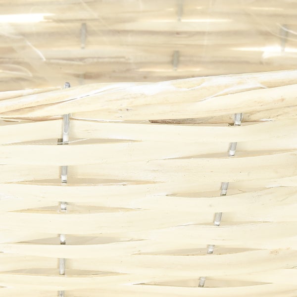 Detailansicht eines Weidenkorbs mit Metallverstrebungen