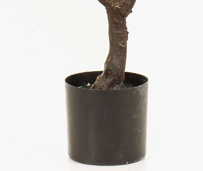 Künstliche Hängepflanze mit grünen Blättern und kleinen weißen sternförmigen Blüten.