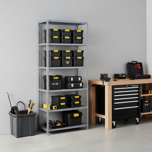 Organisierte Werkstatt mit grauem Metallregal, schwarzen Lagerboxen, einer Holzwerkbank und einem Werkstattwagen.