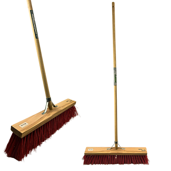 Straßenbesen mit Holzstiel und roten Borsten.