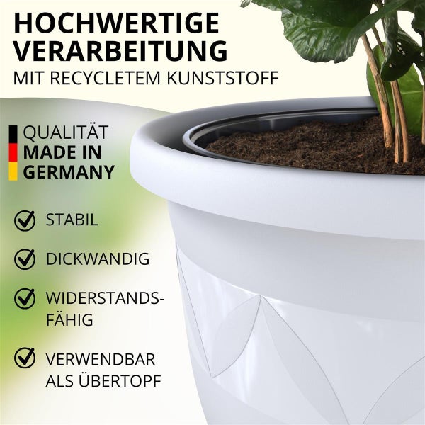 Nahaufnahme eines weißen Blumentopfes aus recyceltem Kunststoff mit der Aufschrift Qualität Made in Germany, stabil, dickwandig, widerstandsfähig, verwendbar als Übertopf.