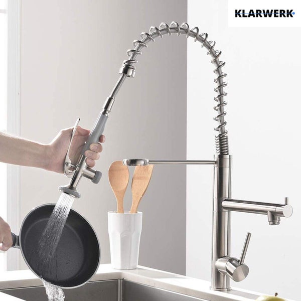 Professionelle Küchenarmatur mit Geschirrbrause und Spiralfeder beim Abspülen einer Pfanne. Klarwerk Logo.