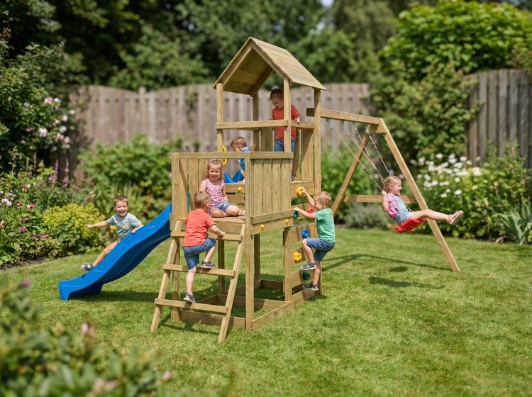 Holz-Kletterturm im Garten mit Rutsche, Schaukel, Kletterwand und Leiter, auf dem mehrere Kinder spielen.