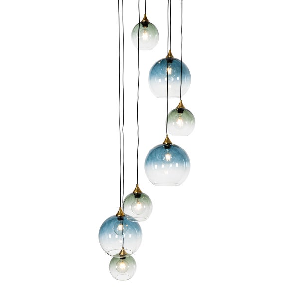 Hängelampe mit sieben runden Glasschirmen an schwarzen Kabeln