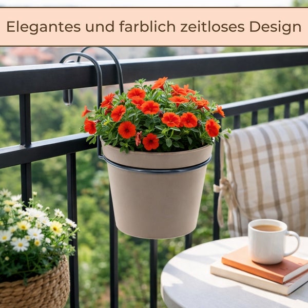 Balkonszene mit Blumenampel mit Halterung am Geländer