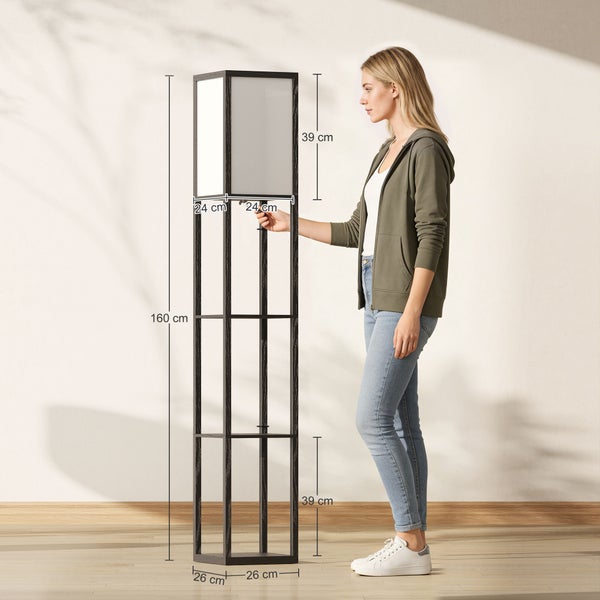 Stehlampe mit Regalböden, Höhe 160 Zentimeter, schwarzer Rahmen und weißer Stoffschirm, Frau als Größenvergleich.