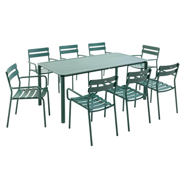 Gartenmöbel-Set aus Metall, bestehend aus einem großen rechteckigen Tisch und acht passenden Stühlen mit Armlehnen und Latten-Design.
