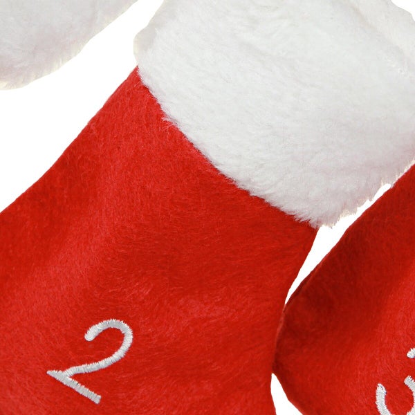 Weihnachtsstrumpf aus Filz als Adventskalender mit gestickter Zahl zwei