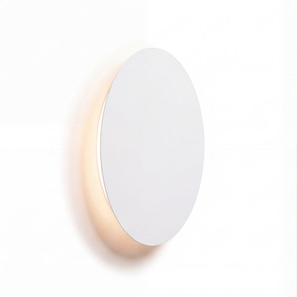 Moderne runde LED Wandleuchte mit indirekter Lichtabstrahlung für eine gleichmäßige Wandbeleuchtung.