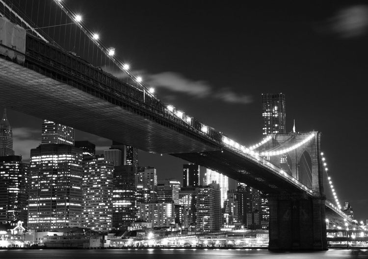 Brooklyn Bridge bei Nacht mit beleuchteter Skyline