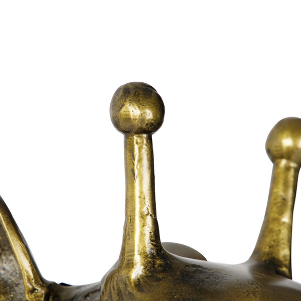 Detailansicht einer Wandgarderobe aus Metall mit mehreren Haken