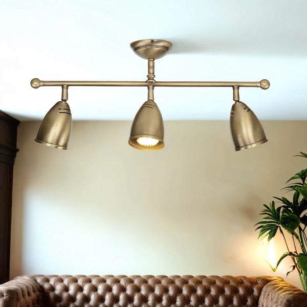 Deckenleuchte mit drei Strahlern im Wohnzimmer