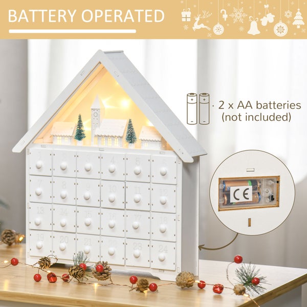 Weißer Adventskalender in Hausform mit 24 Schubladen, LED-Beleuchtung und Winterszene. Betrieb mit zwei AA-Batterien, europäische Konformität.