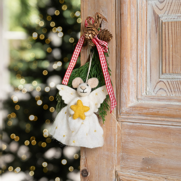 Weihnachtsdekoration Maus als Engel mit Stern auf einer Holztür