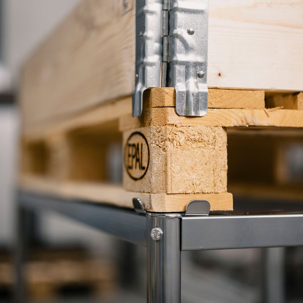 Detailansicht einer Europalette mit EPAL-Kennzeichnung auf einem Metallregal