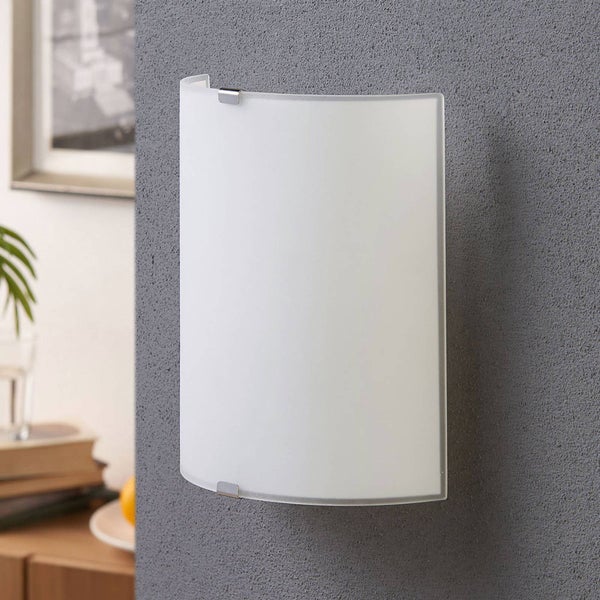 Moderne, rechteckige Wandleuchte mit gebogener Front aus satiniertem Glas und Metallbefestigungen auf einer Wand montiert.