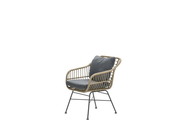 Gartenstuhl in Korboptik mit Sitz- und Rückenkissen auf einem Metallgestell.