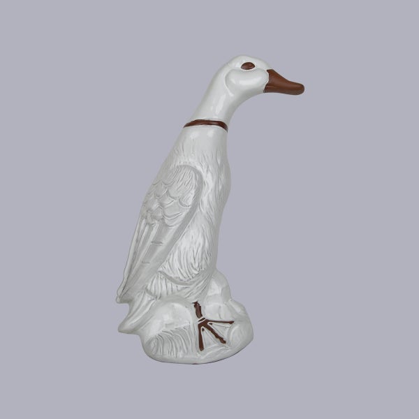 Gartenfigur Ente aus Keramik in aufrechter Haltung mit Federstruktur.