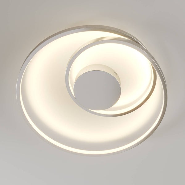 Moderne LED-Deckenleuchte in Spiralform aus Metall, eingeschaltet.