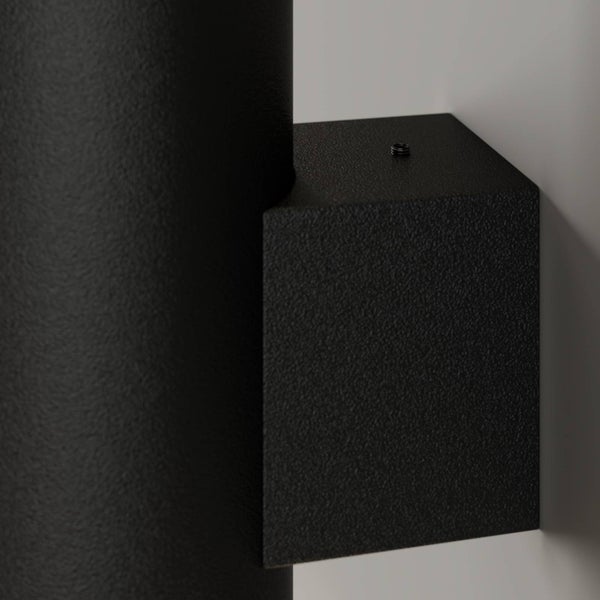 Schwarze Wandleuchte mit kubischem Lampenkopf
