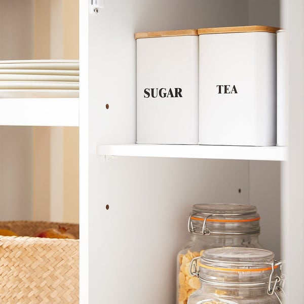 Küchenschrank mit Vorratsbehältern für Zucker und Tee sowie Einmachgläsern.