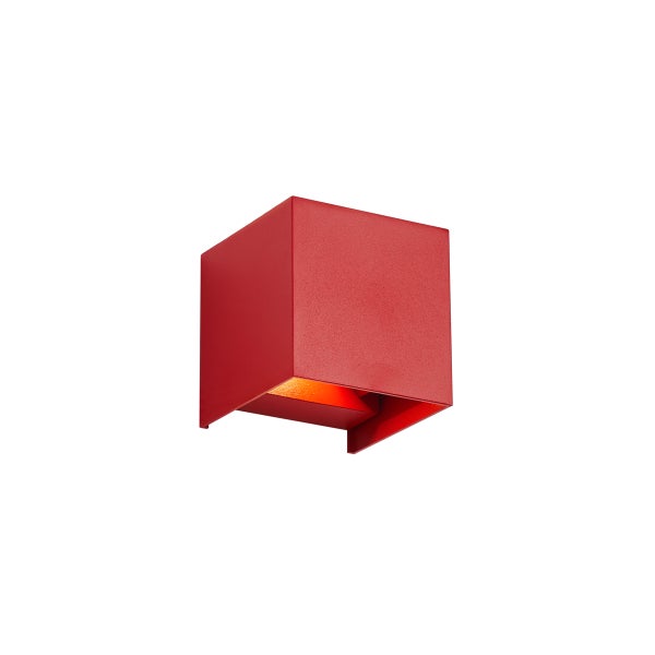 Quadratische Wandleuchte in Würfelform aus rotem Metall mit Lichtaustritt nach oben und unten.