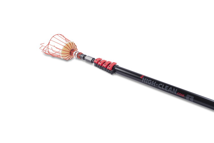 Obstpflücker mit Drahtkorb und Schaumstoffeinlage auf einer ausziehbaren Teleskopstange.
