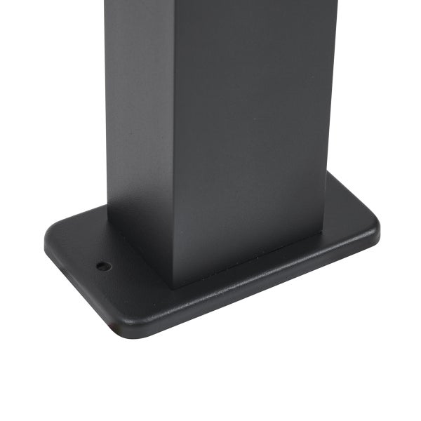 Quadratischer Pfostenfuß aus anthrazitfarbenem Metall mit Bodenplatte zum Aufschrauben.