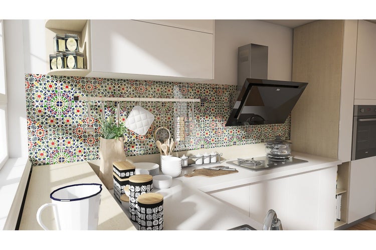 Küchenszene mit Fliesen, Dunstabzugshaube und Küchenutensilien