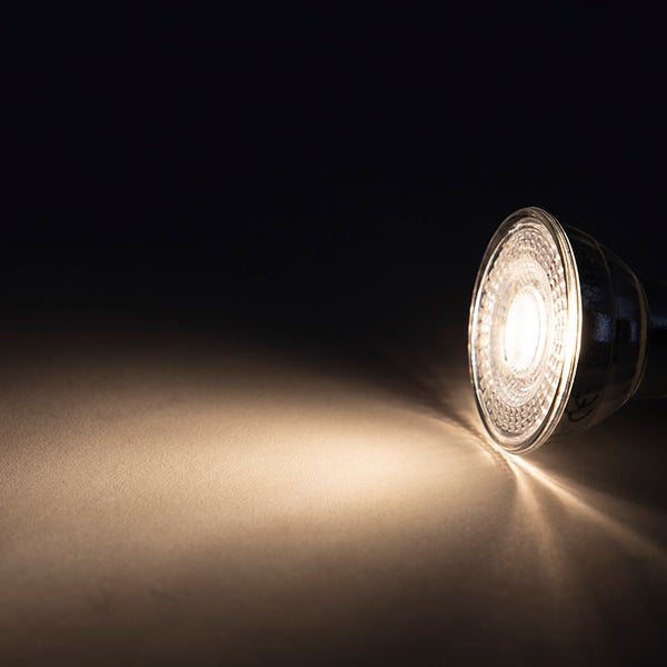 Leuchtende LED-Reflektorlampe mit einem warmweißen Lichtstrahl.