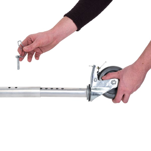 Montage eines Lenkrollers an einem Gerüstfuß