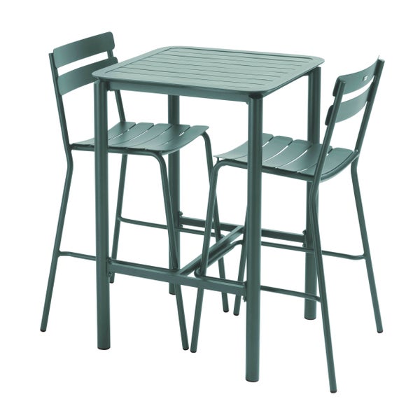 Dreiteiliges Gartenmöbel-Set aus Metall in Dunkelgrün, bestehend aus einem hohen quadratischen Bartisch und zwei Barstühlen mit Latten-Optik.