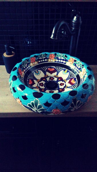 Keramikwaschbecken mit floralen Mustern im Badezimmer