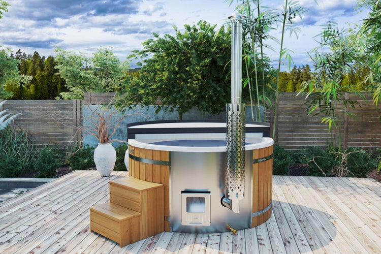 Holz befeuerter Badezuber mit Edelstahleinsatz und Holztreppe auf einer Terrasse