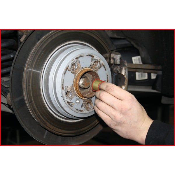 Bremsscheibe mit Radnabenabzieher im Einsatz