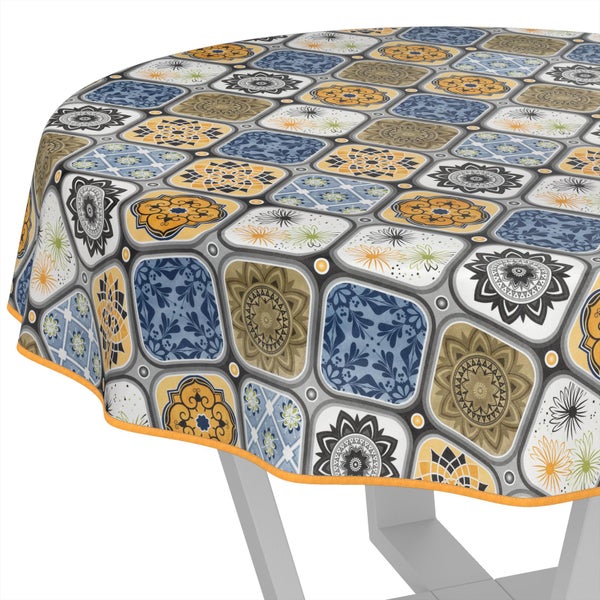 Runde Tischdecke mit einem bunten Kachelmuster aus floralen und geometrischen Motiven und orangefarbenem Rand.