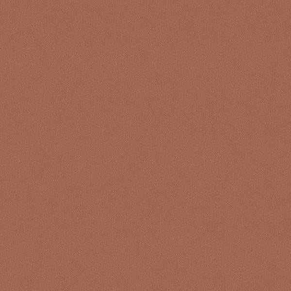 Schreibtisch mit Pflanze, Spiegel und Dekoration in einem hellen Raum.