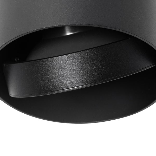 Detailaufnahme einer schwarzen Deckenleuchte