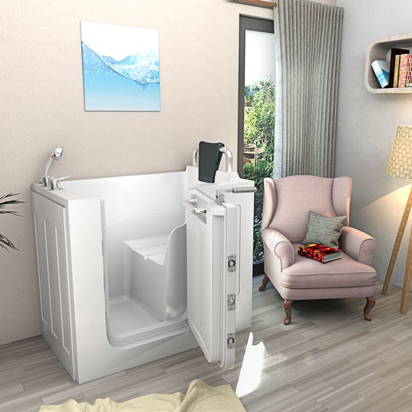 Barrierefreie Sitzbadewanne mit Tür, integriertem Sitz und Kopfstütze in einem hellen Raum neben einem Sessel.