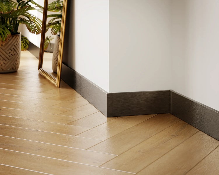 Raumecke mit Sockelleiste, Holzboden und Spiegel