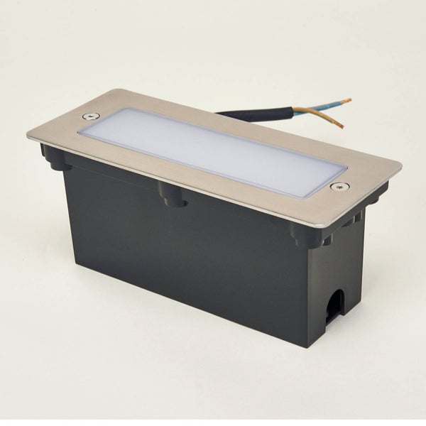 Rechteckiger LED-Bodeneinbaustrahler mit einer Blende aus Edelstahl und einem schwarzen Gehäuse aus Kunststoff.
