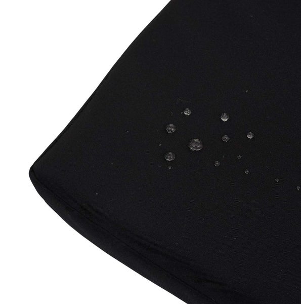 Schwarzes wasserabweisendes Sitzkissen mit Wassertropfen auf der Oberfläche.