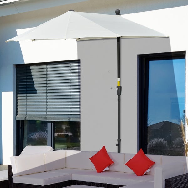 Weißer rechteckiger Sonnenschirm an der Hauswand montiert über einer modernen Lounge-Ecke auf einer hellen Terrasse.