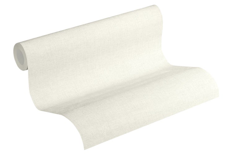 Kartoffeln mit Kräutern und Gewürzen auf Holzbrett