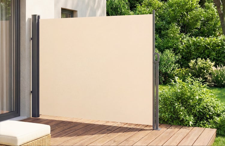 Seitenmarkise als Sichtschutz und Windschutz auf einer Holzterrasse vor einer Hecke.