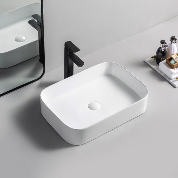 Aufsatzwaschbecken mit Armatur im Badezimmer