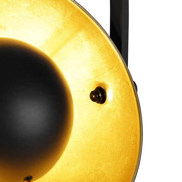 Detailansicht einer Deckenleuchte mit rundem Lampenschirm