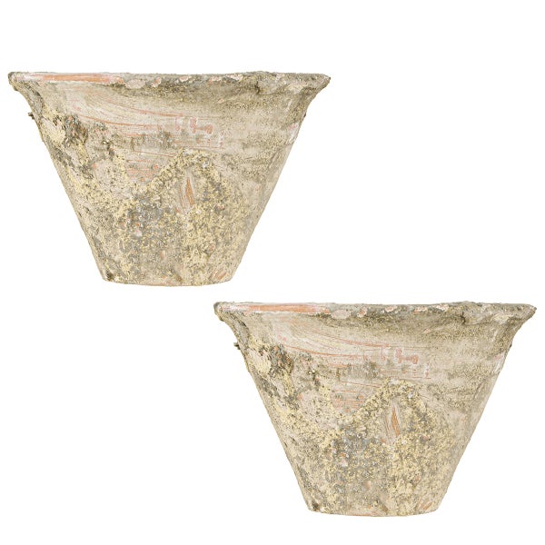 Zwei rustikale Pflanztöpfe aus Terrakotta mit strukturierter Oberfläche im Antik-Look.